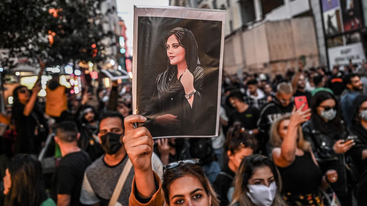 Mahsa Amini, cuya muerte bajo custodia policial en Irán prendió las protestas por la libertad, premio Sájarov del Parlamento Europeo | Internacional