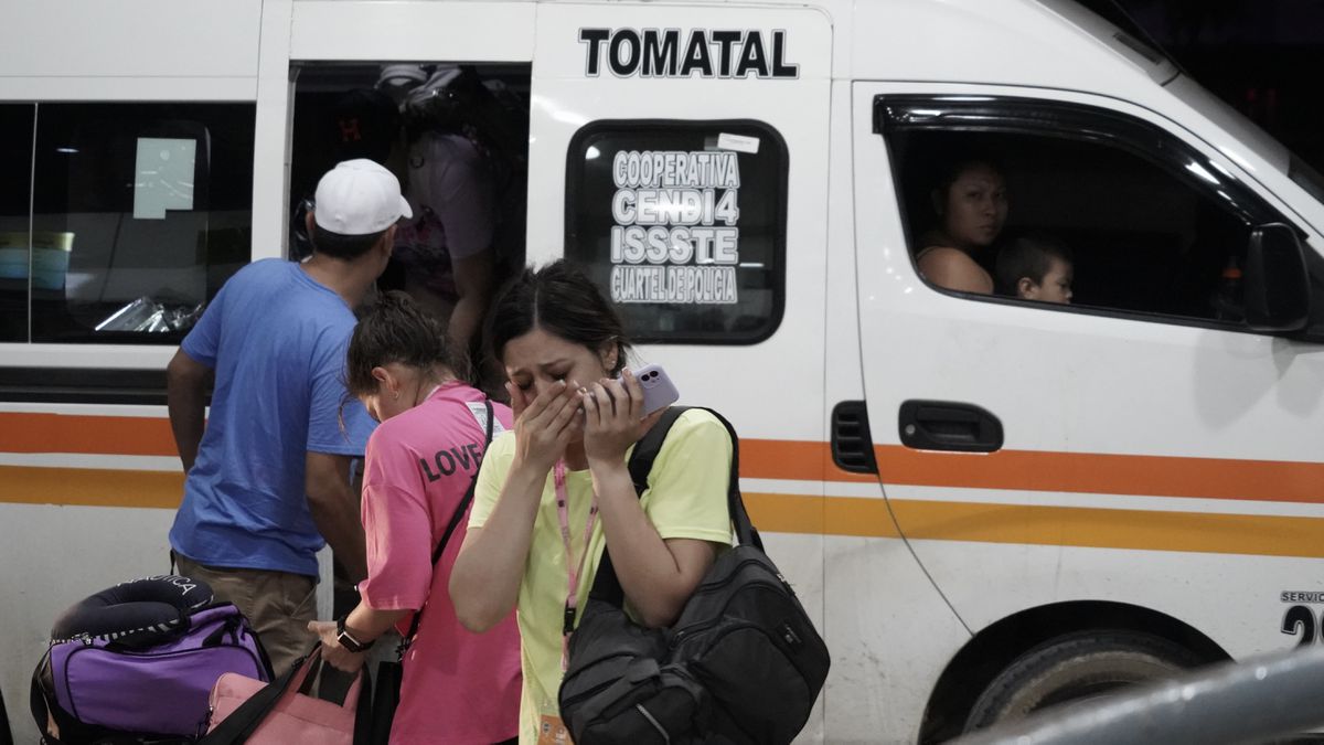 Éxodo desde Acapulco tras el huracán ‘Otis’: “El hotel nos avisó que ya no podía garantizar el agua ni la seguridad”