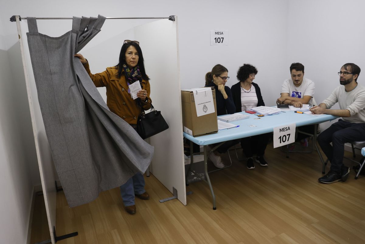 Los argentinos en España se vuelcan en la votación: “En el exterior se suele votar más a la derecha” | Internacional