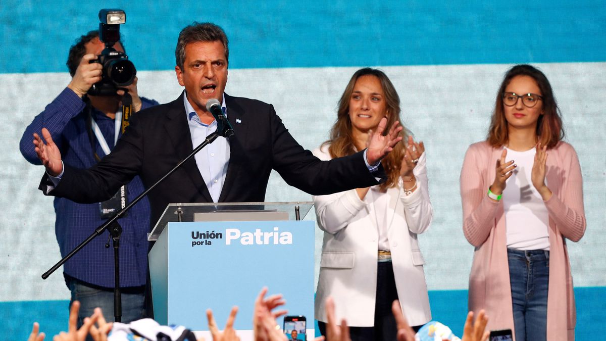El peronista Sergio Massa supera a Javier Milei y contiene la ola ultra en la primera vuelta de las elecciones de Argentina