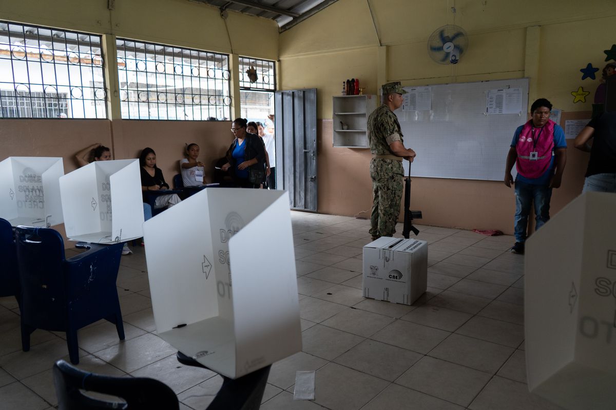 Elecciones presidenciales: La valentía de votar en las ciudades tomadas por el narco en Ecuador