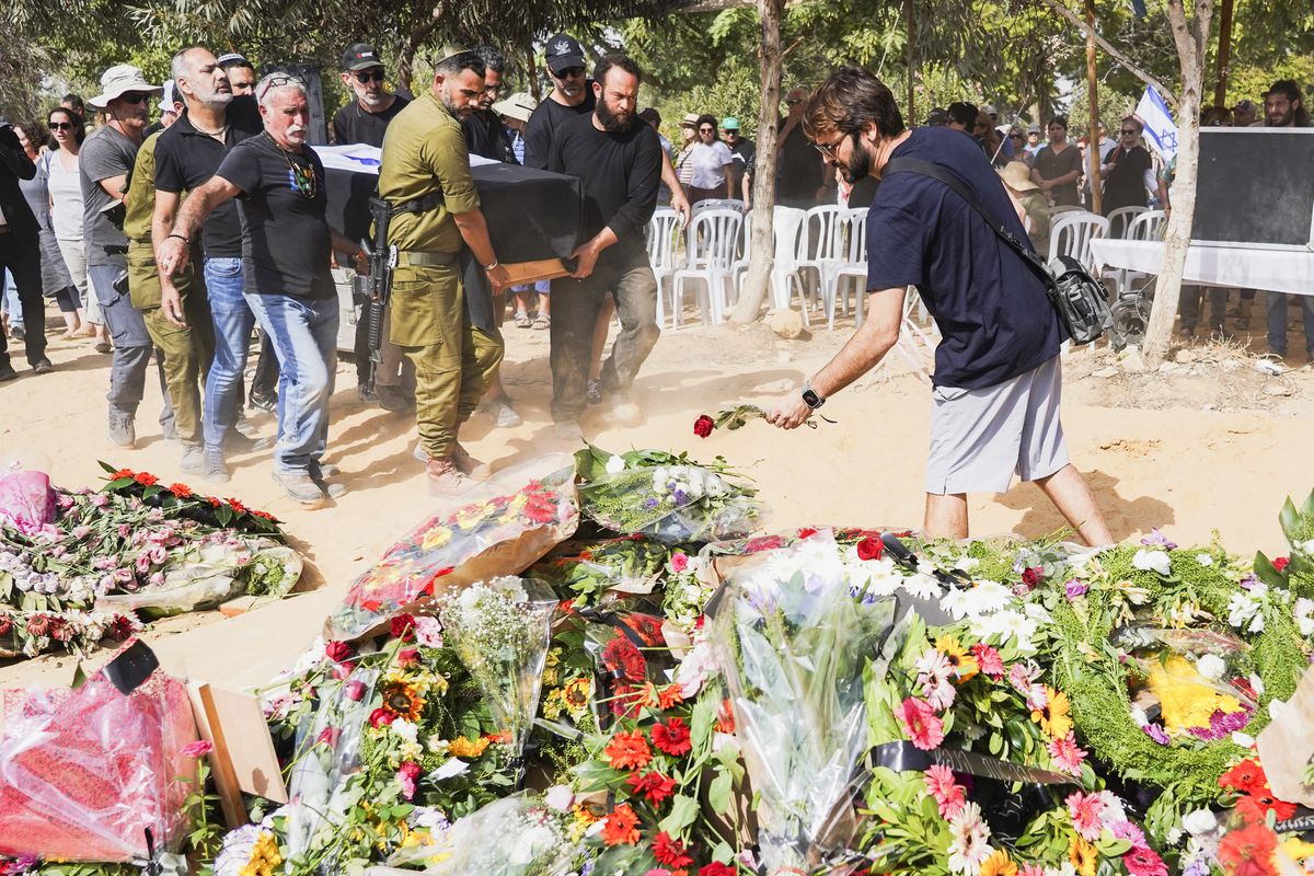 Israel da sepultura a sus muertos lejos de casa: “No me da tiempo a enterrar a todos mis amigos” | Internacional