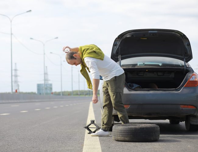 Cómo evitar imprevistos en carretera revisando frenos y llantas